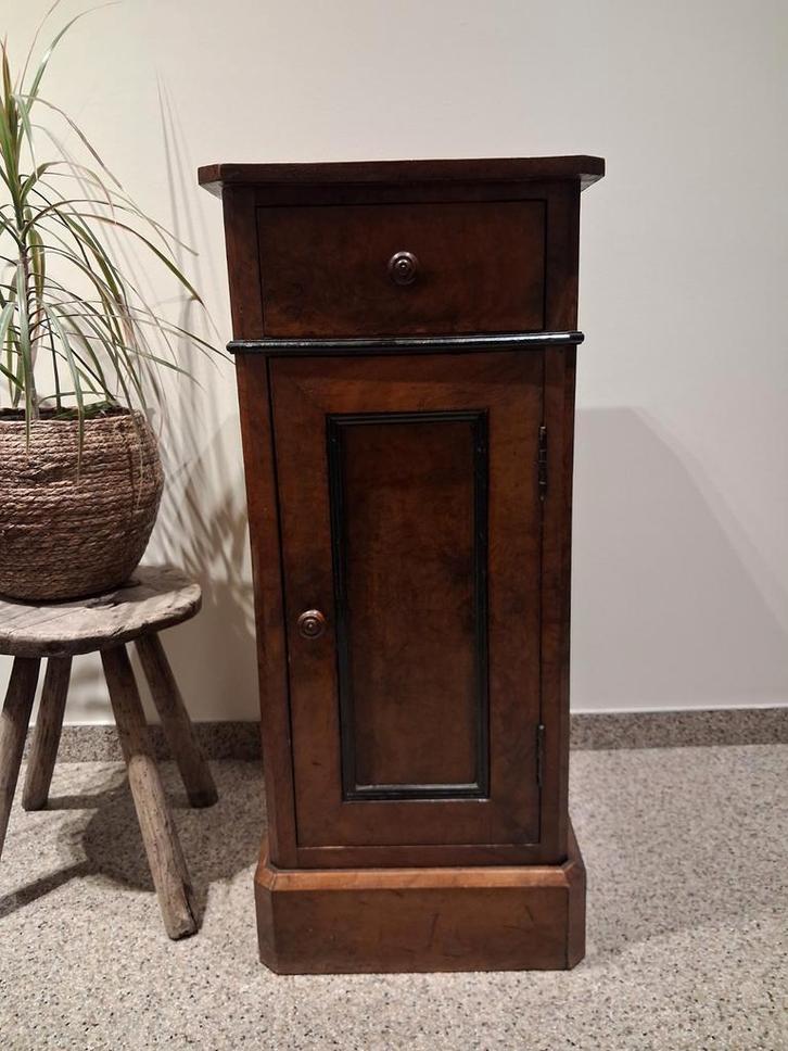 Table de chevet/meuble d'appoint en placage de noyer du XIXe, Antiquités & Art, Antiquités | Meubles | Armoires, Enlèvement