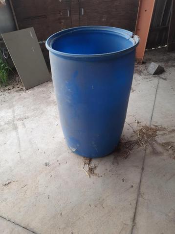 3 blauwe regentonnen 200 liter in PVC beschikbaar voor biedingen