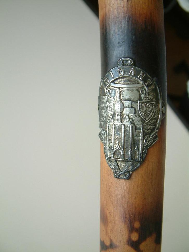 Oude bergstok met Dinant-embleem in reliëf, Verzamelen, Retro, Overige typen, Ophalen