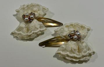 2 witte haarspeldjes met kant & parels beschikbaar voor biedingen