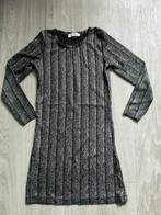 Zwarte jurk met glitterprint True Spirit mt 116/122, Kinderen en Baby's, Meisje, Ophalen of Verzenden, Zo goed als nieuw, Jurk of Rok