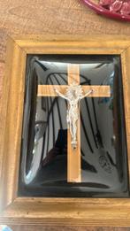 Religieuze kruisbeeld in kader met bolglas, Enlèvement ou Envoi