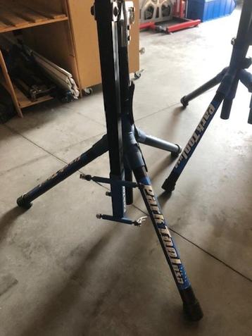 Montagestandaard/fietsenrek/showroom standaard met stroom beschikbaar voor biedingen