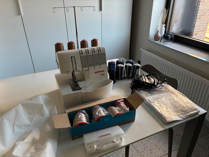Bernina overlock L450, Hobby en Vrije tijd, Naaimachines en Toebehoren, Zo goed als nieuw, Bernina, Ophalen