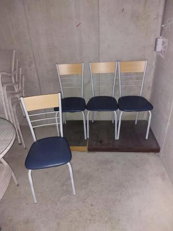4 nette stoelen aan 3,5 euro het stuk, lot samen voor 12 eur beschikbaar voor biedingen