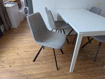 (IKEA) Eettafel + (JUNTOO) stoelen beschikbaar voor biedingen