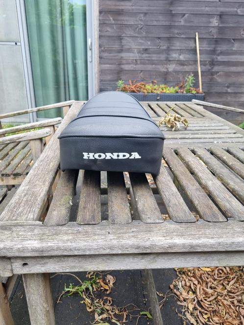 Honda dax zadel, Fietsen en Brommers, Brommeronderdelen | Algemeen, Zo goed als nieuw, Zadel, Ophalen of Verzenden