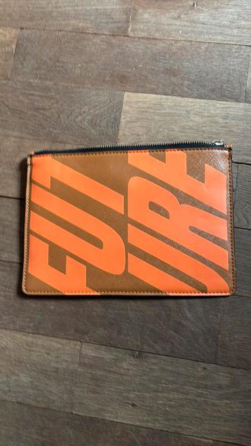 Clutch Essentiel beschikbaar voor biedingen