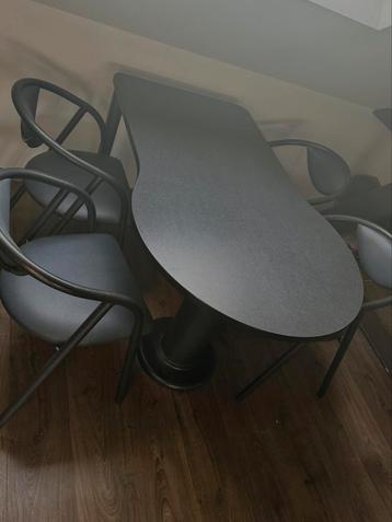 Zwarte tafel + 4 stoelen