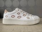2 BIZZY Witte sneakers met goudkleurig lippendetail maat 37, Wit, Ophalen of Verzenden, Zo goed als nieuw, Sneakers