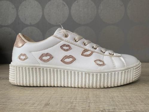 2 BIZZY Witte sneakers met goudkleurig lippendetail maat 37, Kleding | Dames, Schoenen, Zo goed als nieuw, Sneakers, Wit, Ophalen of Verzenden