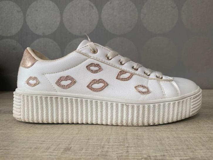 2 BIZZY Witte sneakers met goudkleurig lippendetail maat 37, Kleding | Dames, Schoenen, Zo goed als nieuw, Sneakers, Wit, Ophalen of Verzenden