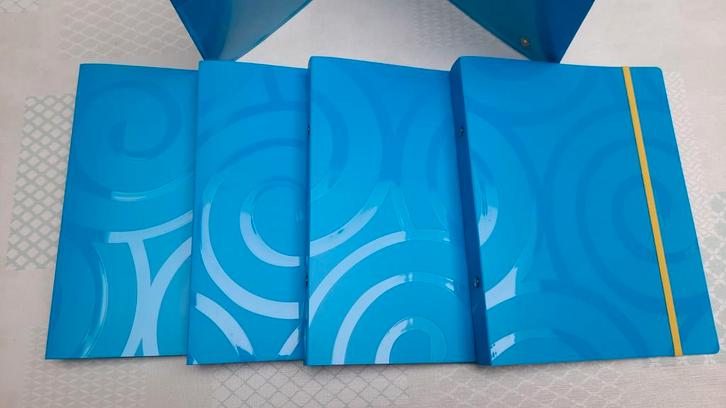 Te koop blauwe ringmapjes met elastiek en 2 ringen., Divers, Fournitures scolaires, Enlèvement