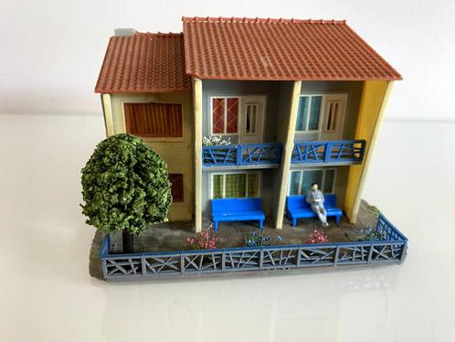 HO Faller B-222 rijhuizencomplex met balkon (550), Hobby & Loisirs créatifs, Trains miniatures | HO, Utilisé, Pont, Tunnel ou Bâtiment