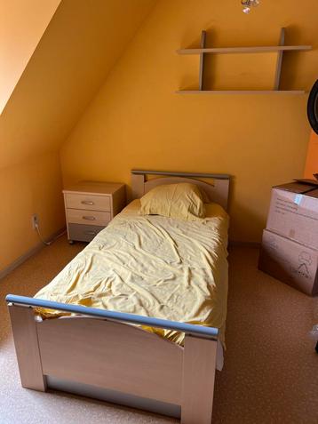 Kinderbed + topper + nachtkastje + hangschap + lakens