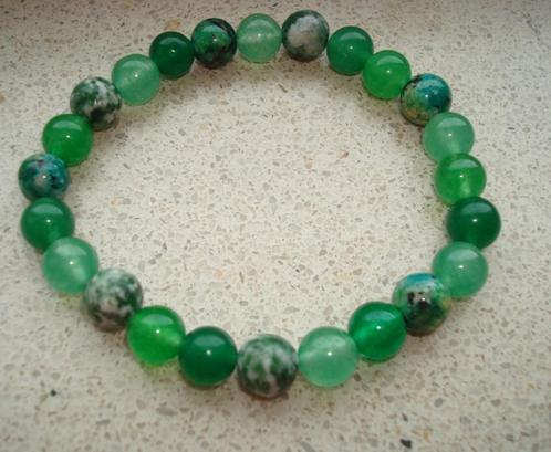 Elastische armband van halfedelsteen in groentinten, Handtassen en Accessoires, Armbanden, Nieuw, Elastiek, Groen, Met bedels of kralen