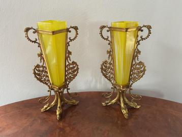 Identieke antieken stijl vaasjes met opaline glas en messing beschikbaar voor biedingen