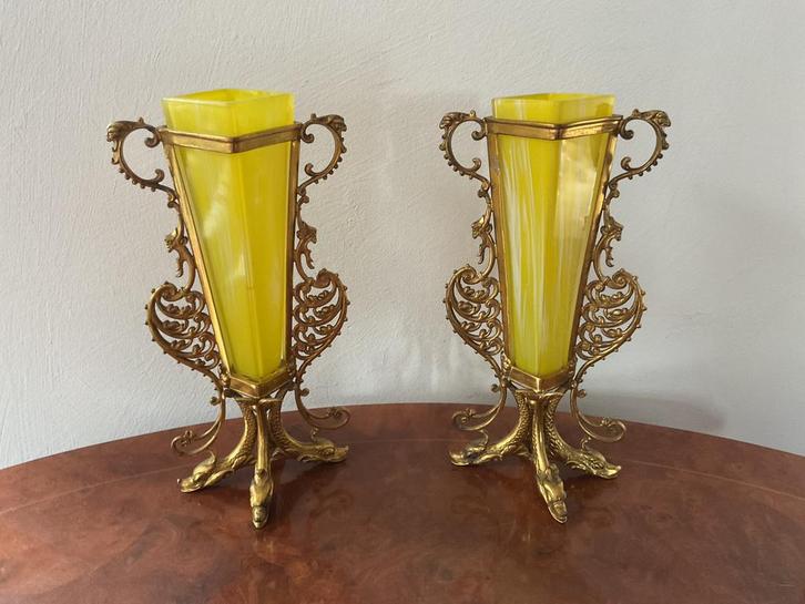 Identieke antieken stijl vaasjes met opaline glas en messing, Antiek en Kunst, Antiek | Vazen, Ophalen