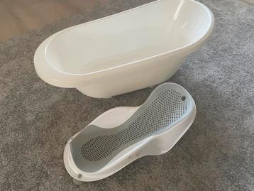 Babybadje met bijpassend zitje beschikbaar voor biedingen