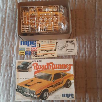 KIT VINTAGE ROAD RUNNER PLYMOUTH VOLARE.1/25. NOUVEAU., Hobby & Loisirs créatifs, Neuf, Autres marques, Voiture, Plus grand que 1:32