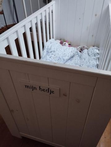 Babybed met commode  beschikbaar voor biedingen