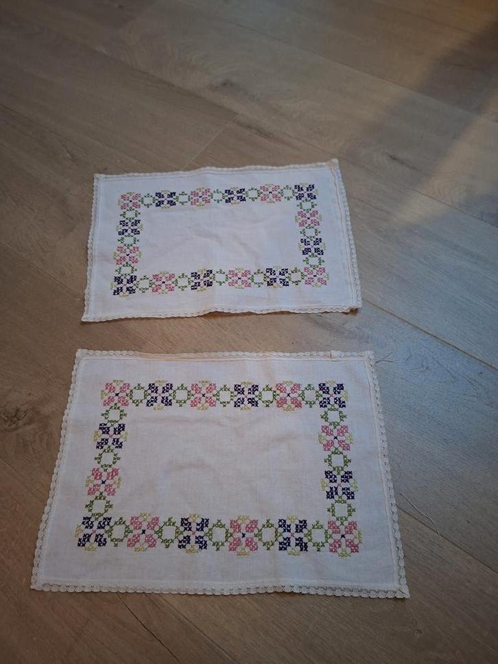 Geborduurde onderleggers (2 stuks), Hobby & Loisirs créatifs, Broderie & Machines à broder, Comme neuf, Autres types, Enlèvement ou Envoi