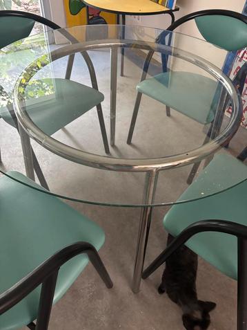 Ronde glazen tafel beschikbaar voor biedingen