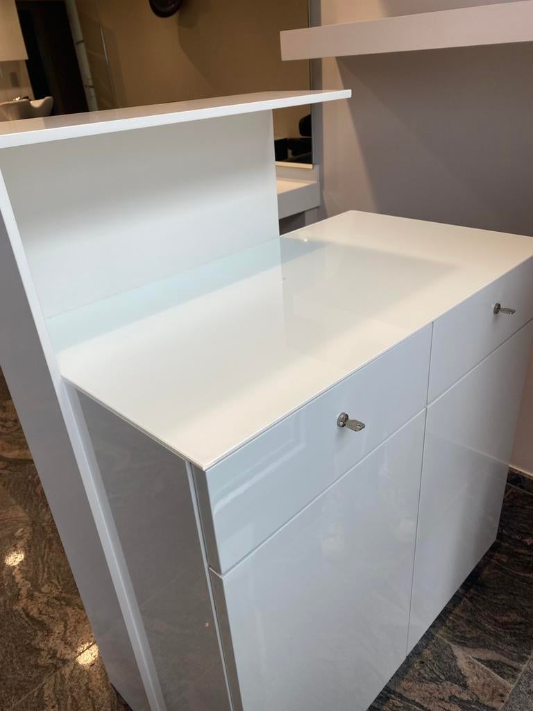 Onthaal kapsalon, Ophalen, Zo goed als nieuw