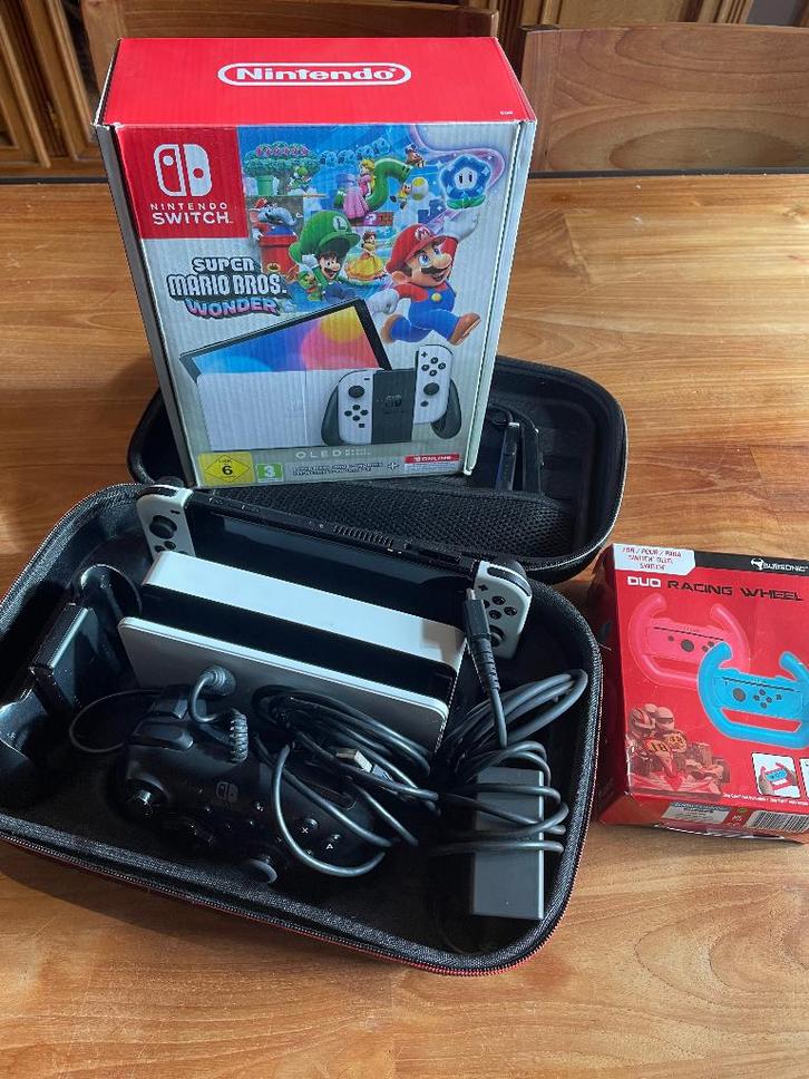 Switch oled + jeux + accessoires, Consoles de jeu & Jeux vidéo, Consoles de jeu | Nintendo Switch, Comme neuf, Switch OLED, Avec 3 manettes ou plus