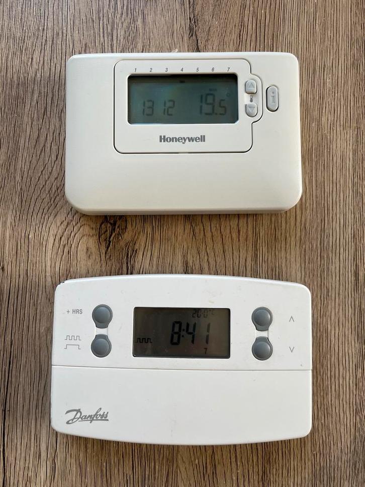Thermostats filaires programmables Honeywell et Denfoss, Bricolage & Construction, Thermostats, Comme neuf, Thermostat intelligent