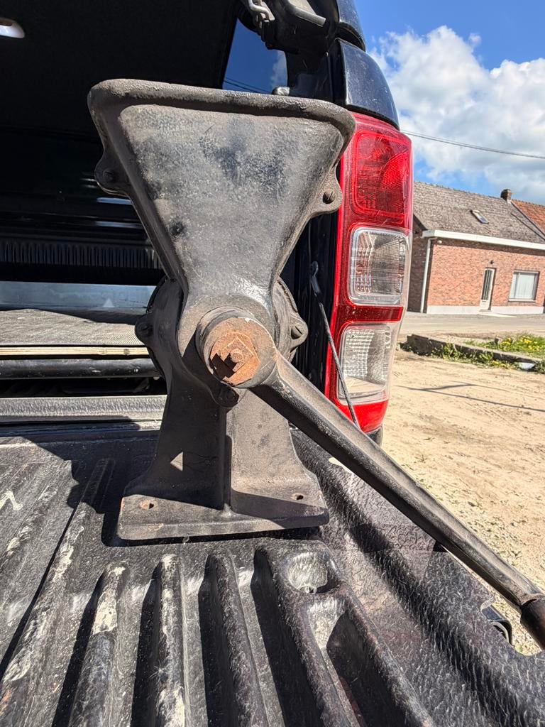 Antieke hand graanmolen, Ophalen