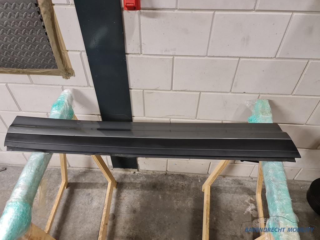 Bande de pare-chocs de porte Porsche Cayenne 7P5837787Q avan, Porscheplatz 1
70435  Stuttgart, DE, Gauche, Porsche, Info@porsche.de