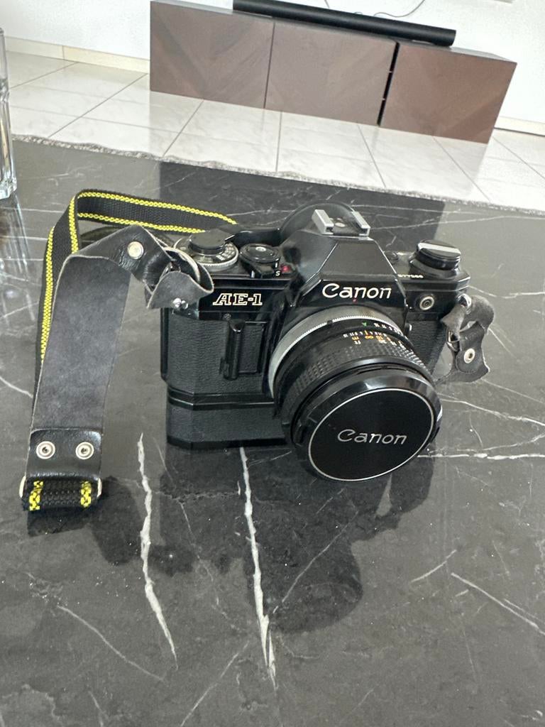 Canon AE-1 analoge camera + lens – vintage filmcamera, Ophalen of Verzenden