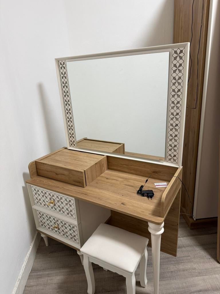 Table coiffeuse tres beau bon etat, Ophalen, Zo goed als nieuw