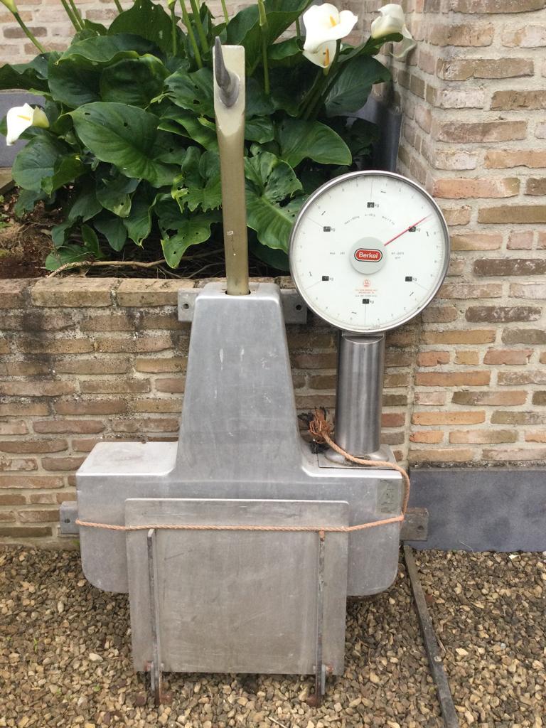 Berkel beenhouwer weegschaal, Ophalen