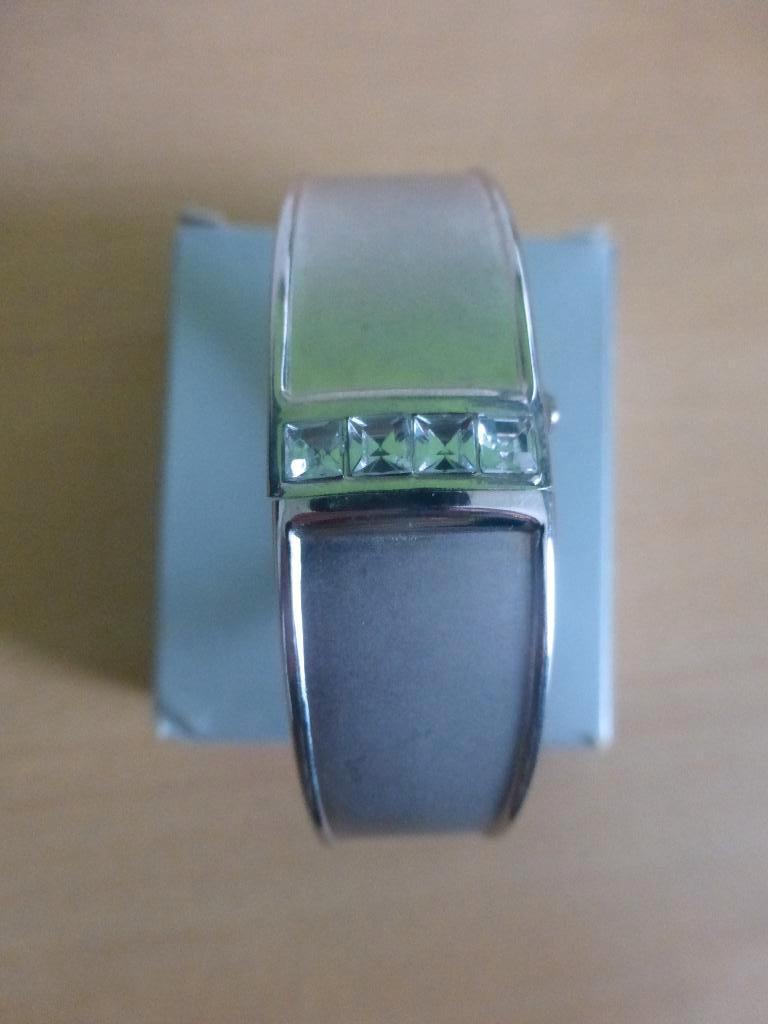 Zilveren armband met strass en geïntegreerd horloge, Handtassen en Accessoires, Armbanden, Nieuw, Overige materialen, Zilver, Met strass
