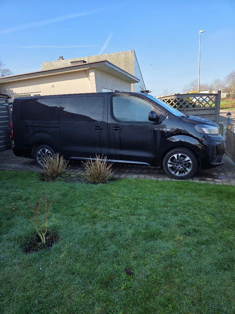 Nette zwarte opel zafira ,8 pers bouwjaar 2024., 4 deurs, 4 cilinders, Zwart, Leder