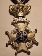 Leopold 2 met gekruiste zwaarden, Verzamelen, Militaria | Algemeen, Ophalen of Verzenden