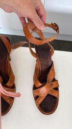 Bruine bewerkte damesschoen met hak, Ophalen, Gedragen