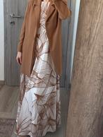 Elegante lange jurk te koop, Kleding | Dames, Gelegenheidskleding, Ophalen of Verzenden, Zo goed als nieuw, Maat 38/40 (M), Beige