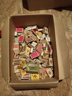 Een massa lucifers doosjes kleur verschillende kleuren, Ophalen