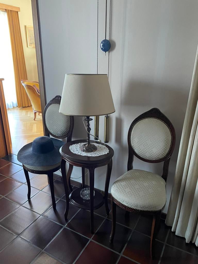 2 Louis-stijl stoeltjes en ovaal bijzettafeltje, Ophalen, Zo goed als nieuw