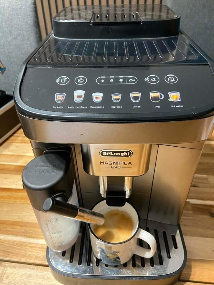 Delonghi magnifica evo latte macchiato, Electroménager, Cafetières, Machine à espresso, Réservoir d'eau amovible