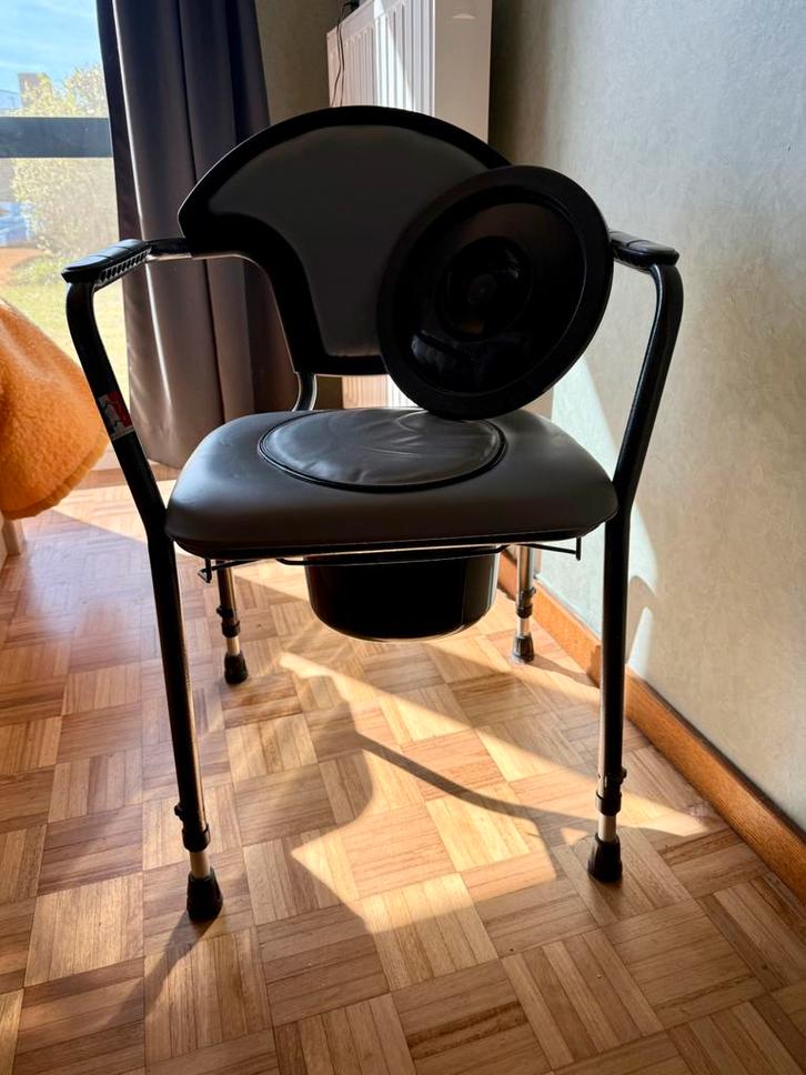 Comfortabele toiletstoel - in hoogte verstelbaar, Diversen, Verpleegmiddelen, Zo goed als nieuw, Ophalen