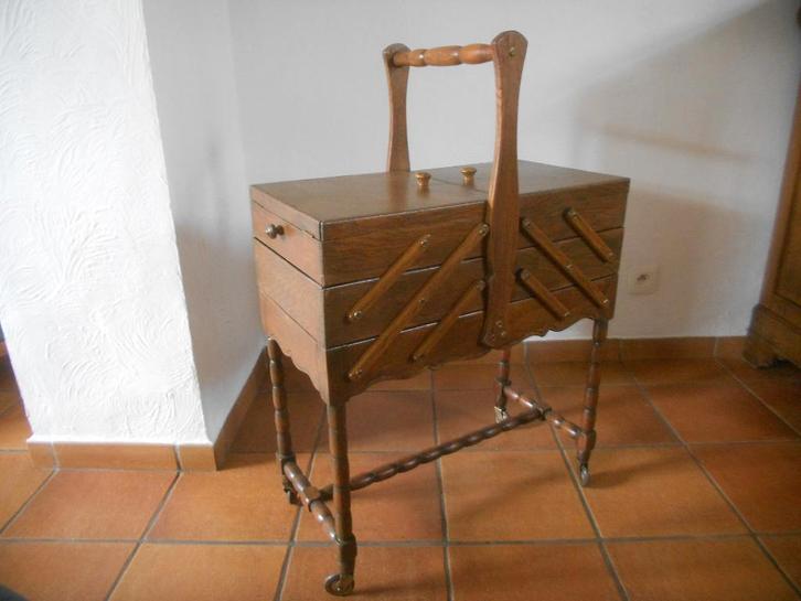 Boîte à coudre sur roulettes - cousette(machine à coudre) cc, Hobby & Loisirs créatifs, Machines à coudre & Accessoires, Machine à coudre
