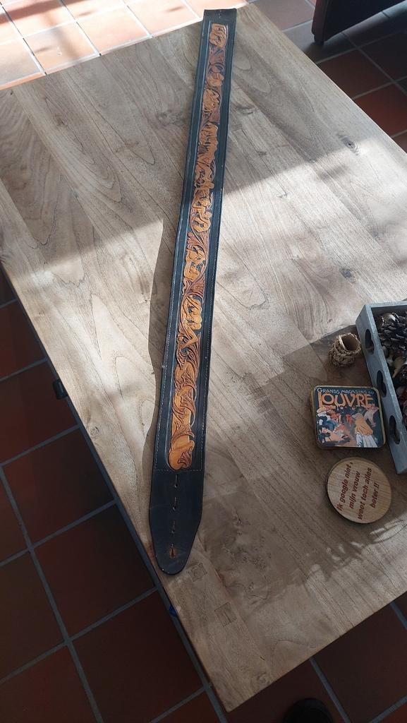 Sangle de guitare en cuir de luxe fabriquée avec art., Musique & Instruments, Enlèvement ou Envoi