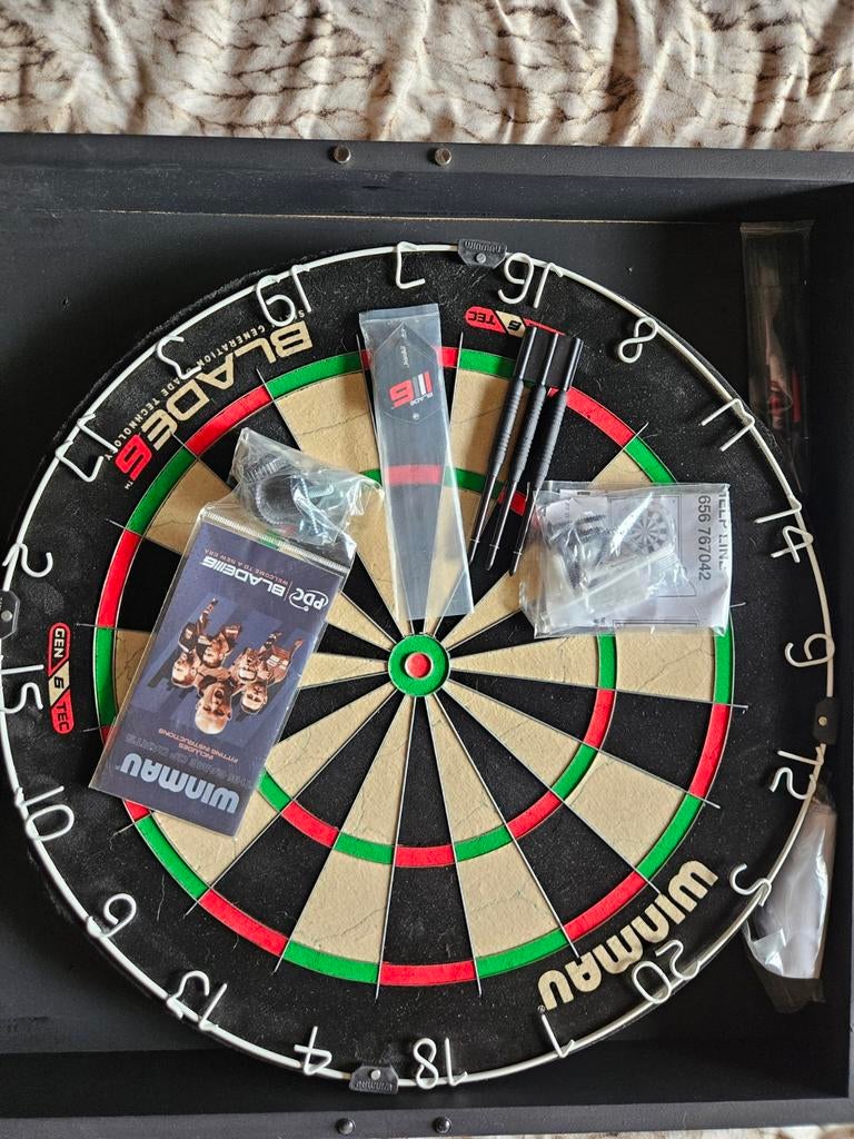 Winmau dartbord set met kast – NIEUW (nooit gebruikt), Sport en Fitness, Darts, Dartbord, Ophalen