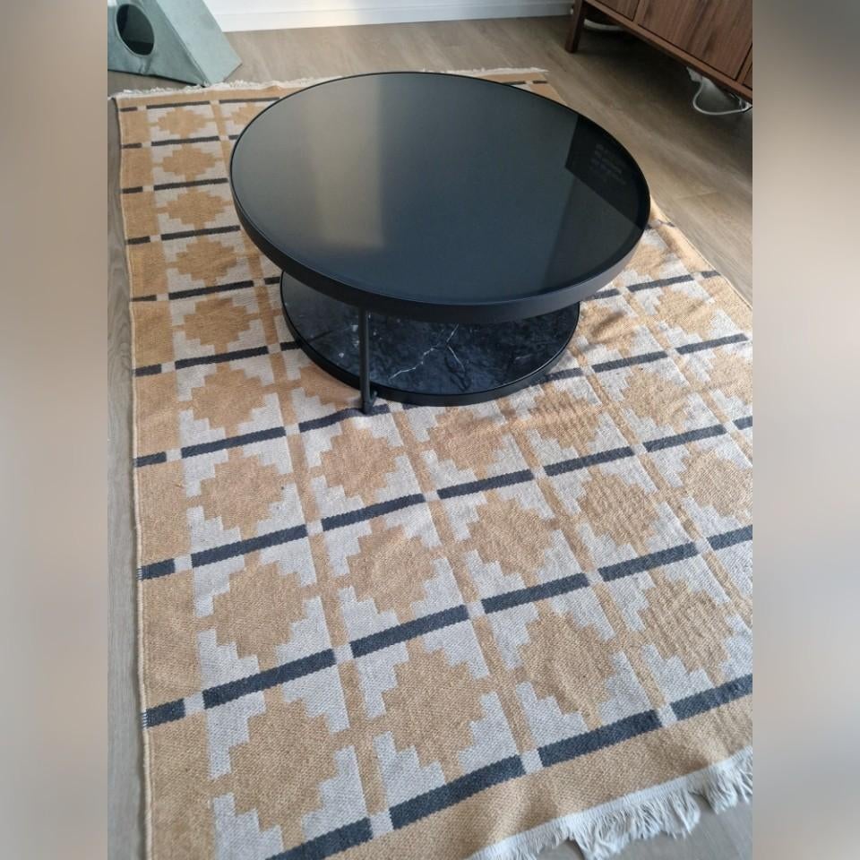 Tapis jaune moutarde, noir et blanc, Enlèvement