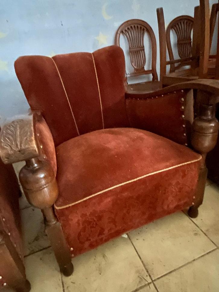 Twee eiken antieke zetels in wijnrode fluwelen stof, Huis en Inrichting, Zetels | Zetels en Chaises Longues, Hout, Stof, Ophalen