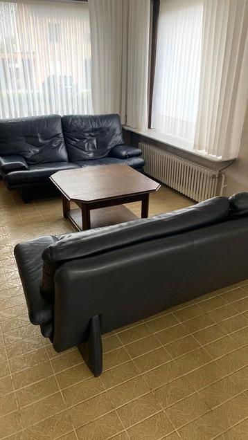 Salontafel en twee zetels beschikbaar voor biedingen